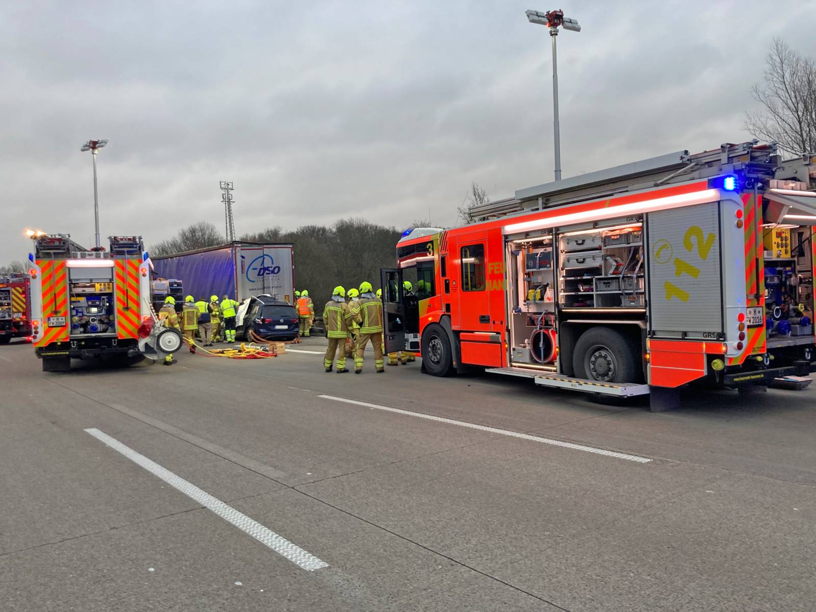 Auffahrunfall auf der BAB7, in den ein LKW und ein PKW verwickelt waren.